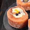 Рулеты из Кеты с Сыром, Манго и Черникой Рулеты из Кеты с Сыром, Манго и Черникой